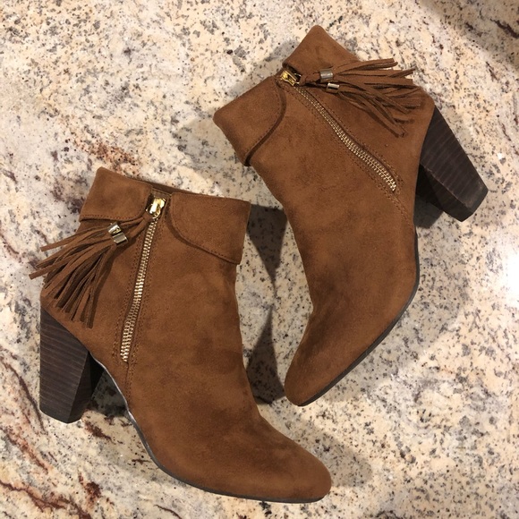 Report Shoes - 🎉HP🎉 Brown Suede Block Heel Booties